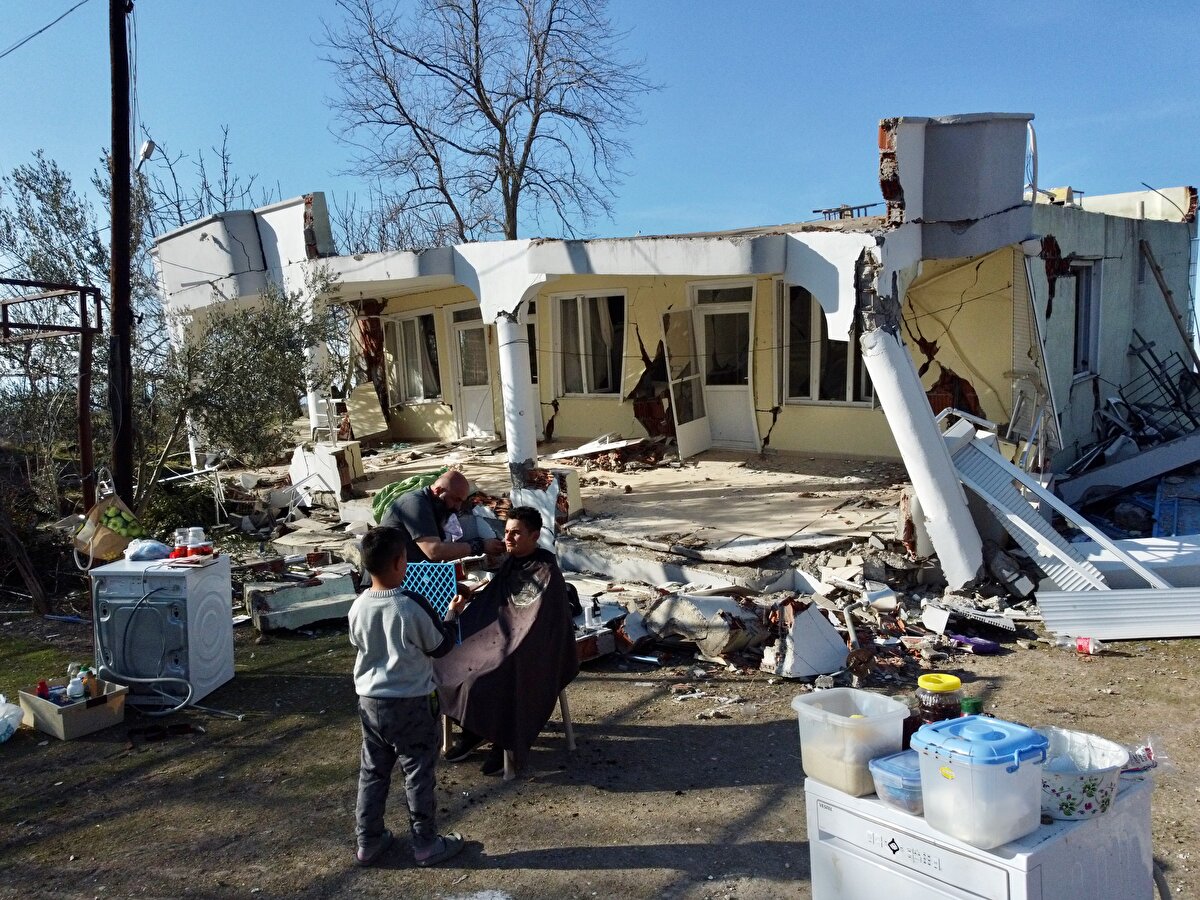 Pazarcık'a bağlı Osmandede Mahallesi'nde oğlunu tıraş ettiren Günsel Uzungün de depreme uykuda yakalandıklarını anlattı.