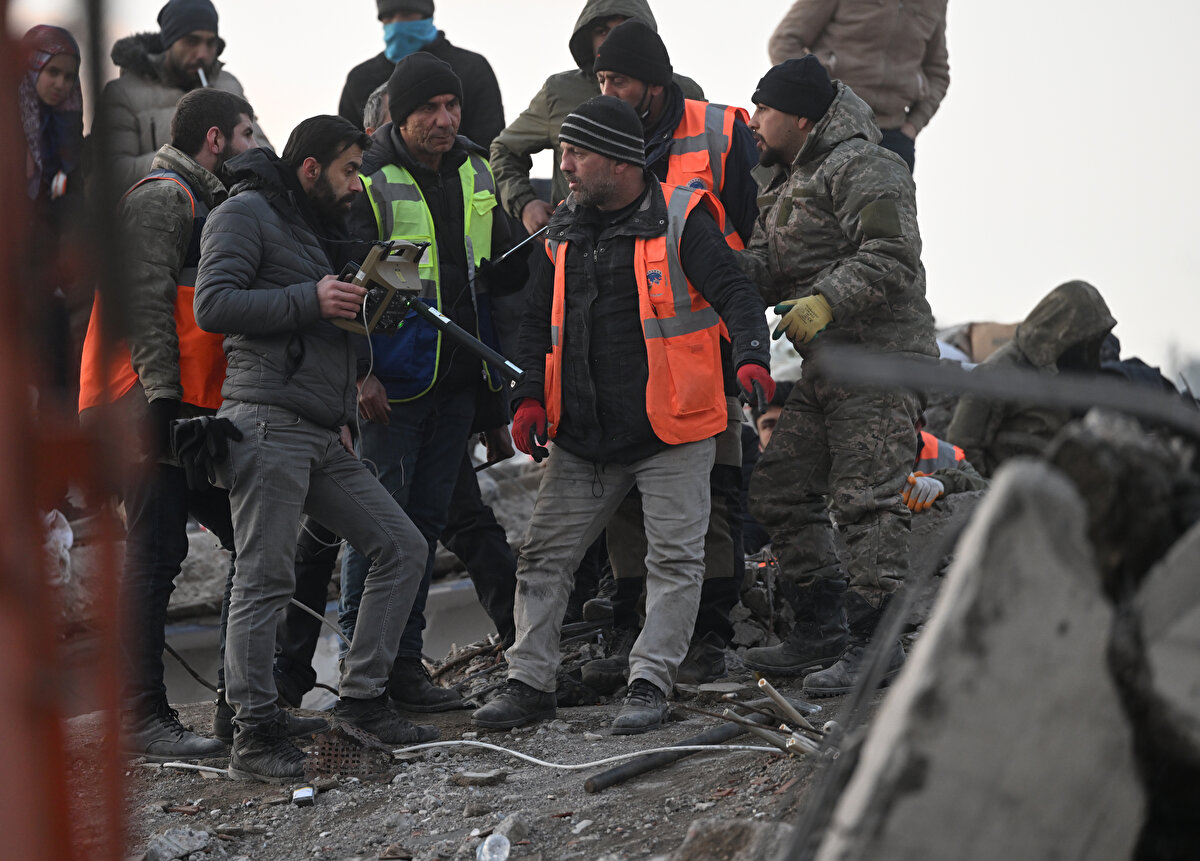 Afet psikososyal destek çalışmaları kapsamında, 4 mobil sosyal hizmet merkezi Kahramanmaraş, Hatay, Osmaniye ve Malatya'da görevlendirildi. Deprem bölgesinde 614 bin 993, deprem bölgesi dışında 296 bin 949 olmak üzere toplam 911 bin 942 kişiye psikososyal destek verildi.<br><br>