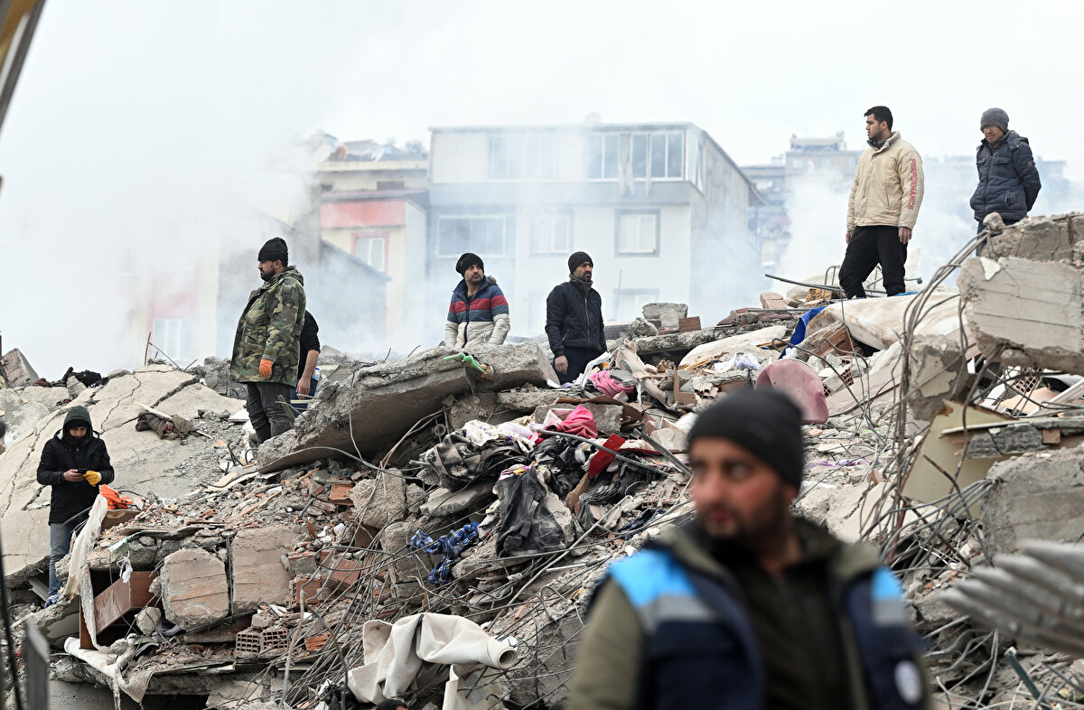 Depremden yoğun şekilde etkilenen bölgelere, bakanlıklar, ilgili kurum ve kuruluşlar ile farklı ülkeler ve uluslararası kuruluşlar tarafından sevk edilen 335 bin 382 çadırın kurulumu tamamlandı. 10 il ve 130 noktada konteyner kent kurulumları devam ediyor.<br><br>