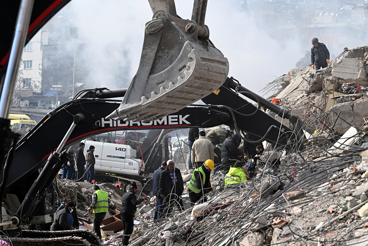 Afet bölgesinde ve afet bölgesi dışında çadır, konteyner, GSB yurtları, oteller, kamu misafirhaneleri, MEB tesisleri ve diğer tesislerde barınma hizmeti sunulan kişi sayısı 1 milyon 914 bin 292'ye ulaştı.<br><br>