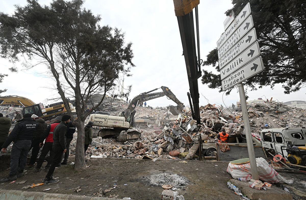 Kahramanmaraş, Gaziantep, Şanlıurfa, Diyarbakır, Adana, Adıyaman, Osmaniye, Hatay, Kilis, Malatya ve Elazığ'da 44 bin 218 kişi hayatını kaybetti. Bölgeden tahliye edilenlerin sayısı 528 bin 146'ya ulaştı.<br><br>