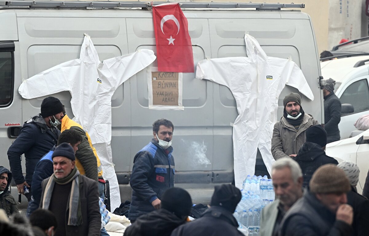 Deprem bölgelerinde AFAD, emniyet, jandarma, MSB, UMKE, ambulans, yerel güvenlik ve destek ekipleri ile gönüllüler ve saha personelinden toplam 239 bin 977 kişi bulunuyor.<br><br>