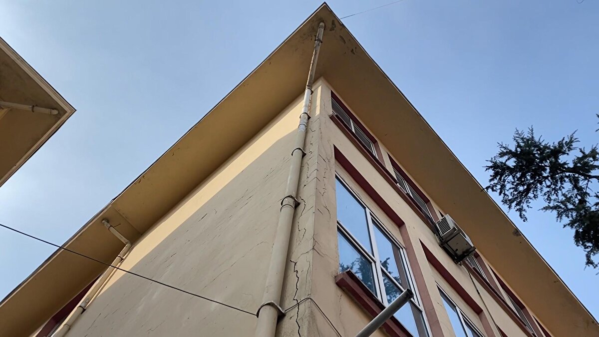 Tıp Fakültesinde dördüncü sınıf öğrencisi olduğunu belirten Emre Ali Alın, "Ders gördüğümüz binalarda gözle görülebilir çatlaklar ve eksiklikler fark ediyoruz. Yerinde güçlendirme olsun, bütün çalışmalar hızla tamamlansın istiyoruz. Özellikle eski dahiliye binası hasarlı ve raporlu durumda. Endişeliyiz fakat sadece kendimiz adına değil, olası bir afet durumunda Çapa'nın hizmet vermek zorunda olması ve içindeki hastaların başka bir yere gönderilememesi. Bu sadece çalışan ve öğrenciler için değil herkes için büyük bir sorun" ifadelerini kullandı.<br><br>