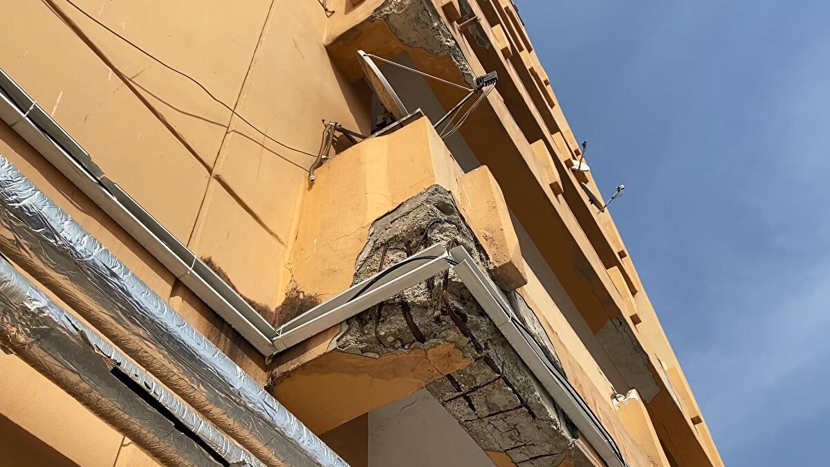 İstanbul Üniversitesi Tıp Fakültesi içinde yer alan ve monoblok olarak da bilinen Cerrahi Tıp Bilimleri binasının zemin katındaki morg bölümünde; betonun döküldüğü, kiriş ve duvarların çatladığı, beton içindeki demirlerin paslandığı ve dışarı çıktığı; bazı noktalarda ise duvarların birbirinden yaklaşık 4-5 santimetre ayrık olduğu görüldü.