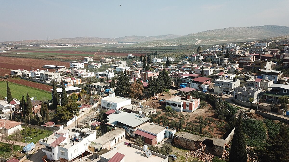 Mahalle bakkalları açık, insanlar günlük hayatına, çalışmaya devam ediyor. Fakat kadınlar deprem korkusu nedeniyle evlere giremediklerini, psikolojilerinin bozulduğunu iş yapmak istemediklerini ifade etti. Çocukları kucaklarından bırakmayıp evinin önünde vakit geçiren aileler psikolojik desteğe ihtiyaçları olduğunu da söyledi.<br><br>
