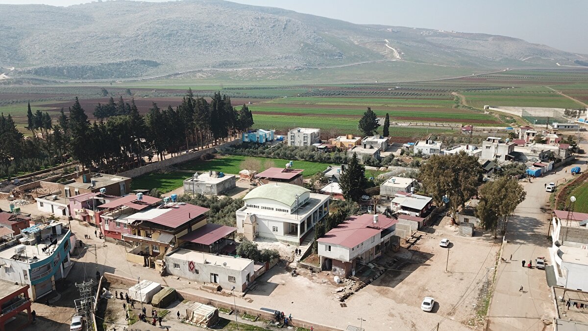 Deprem anında panik yaptığını aktaran Ayhan Demir ise "Uyurken depremin uğultusunu hissedip, uyandım. Sanki kıyamet koptu 4 çocuğum var üçünü çıkardım o panikle birini içeride unutmuşum. Tekrar içeri gidip o çocuğumu da aldım tekrar bir uğultu oldu. O anda ne yapacağımı ben de şaşırdım psikolojik olarak 20 gündür elim ayağım titriyor, içime bir korku işledi" diye konuştu.<br><br>