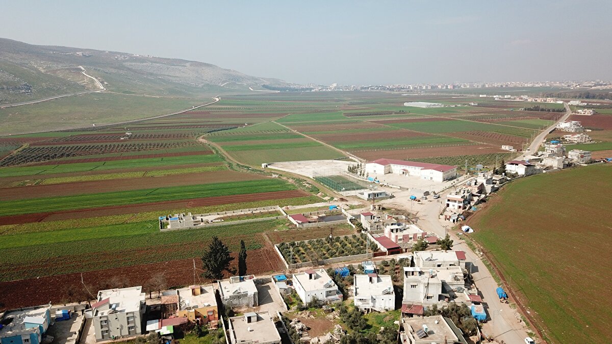 İhtiyaçlarını söyleyen Demir, "Bizim burası dağ, tepelik, kayalık yoksa kepçe gelse evleri 10 dakikada yıkar ama deprem yıkılmadı. Yoksa bizim evlerin kolonları tam değildir ama zemin sağlam. Bize 4 yardım TIR'ı geldi ama daha çok ihtiyacı olan var diye geri gönderdik. Gıdaya, suya ihtiyacımız yok ama dışarıda yatmaktan çocuklar hasta oldu, doktor istiyoruz. Çadıra ve psikolojik desteğe de ihtiyacımız var. Çocuklar genelde öksürüyor, korku ve panik halindeler" ifadelerini kullandı.<br><br>