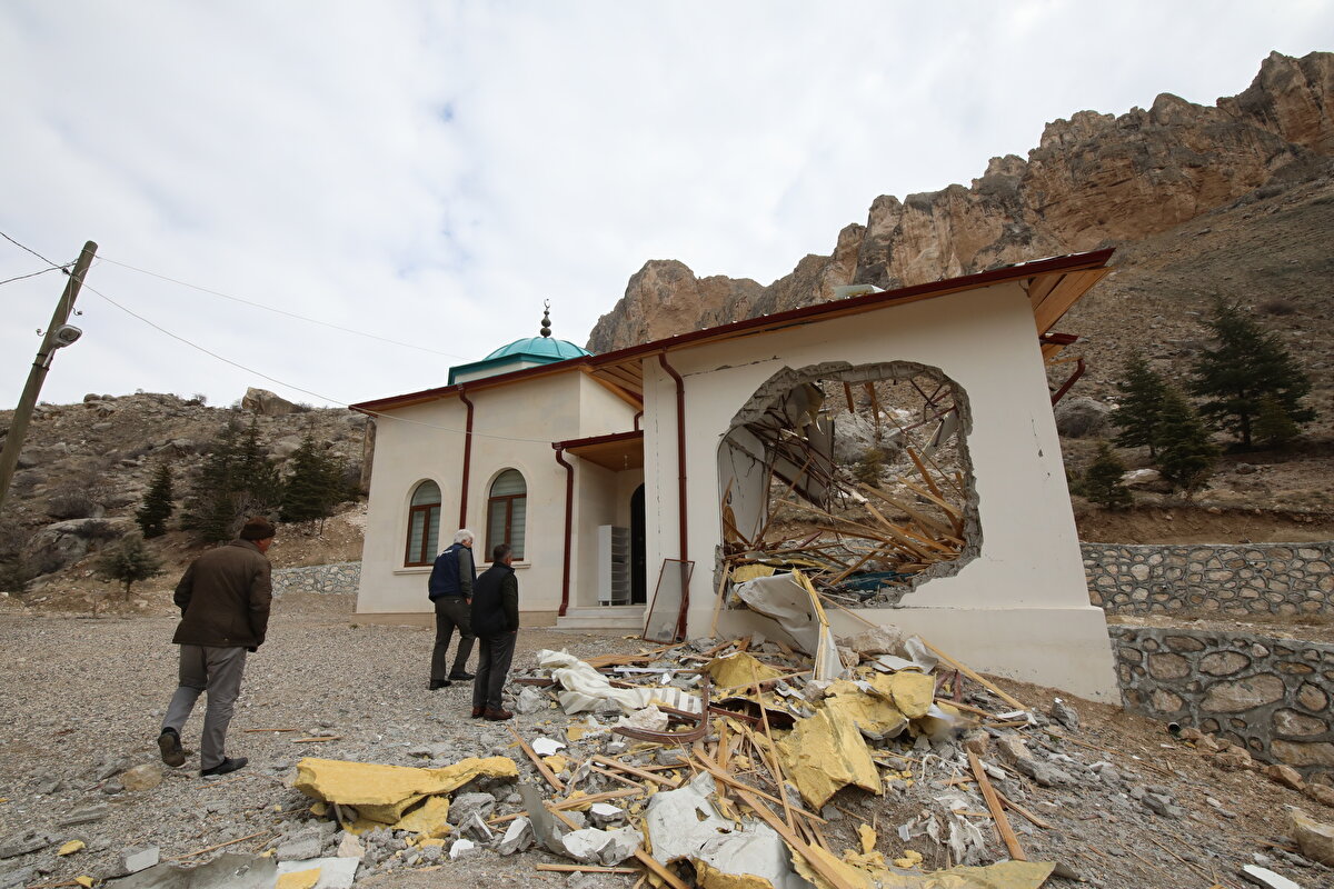 Ilıca Mahallesi'nde bulunan ve Horasan erenlerine ait olduğu bilinen türbenin mescit bölümü, yaklaşık 300 metre yukarıdan yuvarlanan kaya parçaları nedeniyle hasara uğradı.<br>