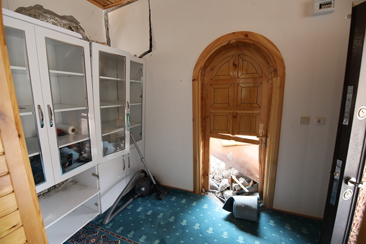 Ziyaretgahın içerisinden geçen kayalar, mescidin duvarları ve çatısını yıkarak kullanılamaz hale getirdi, kabirlerin bulunduğu kısma ise zarar gelmedi.<br>