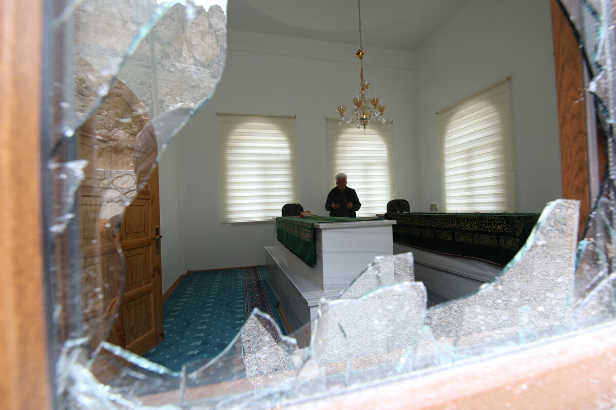 Mahalle sakini Hanifi Özbey, AA muhabirine, ikinci depremden sonra dağlardaki kayaların mescide zarar verdiğini anlattı.<br>