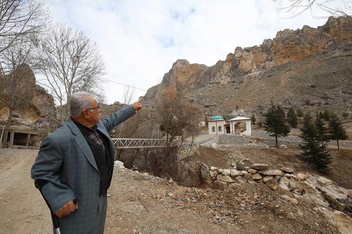 Zeliha Kır ise deprem anında duyduğu yüksek ses nedeniyle korktuğunu ve bayıldığını dile getirdi.<br>