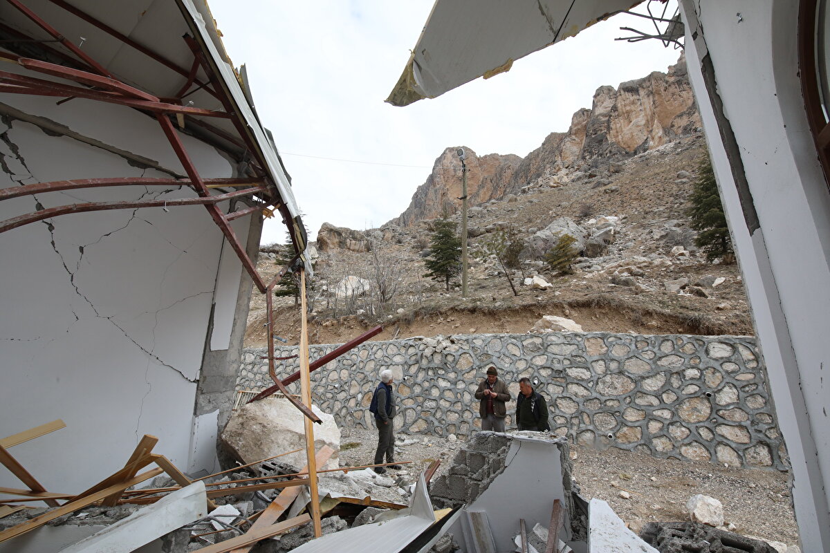 Deprem esnasında büyük gürültü duyduklarını aktaran Özbey, "Depremden sonra dağlardan büyük kayalar kopup gelmiş, ziyaretin mescit bölümünü delip geçmiş ama türbe kısmına hiçbir zarar vermemiş." dedi.<br>