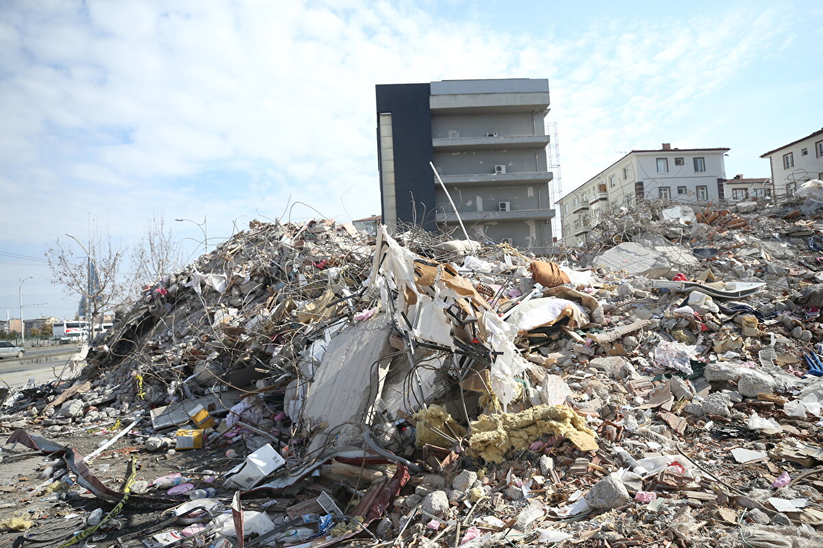 "Babamı evinden alarak öğle saatlerinde buraya döndük. Hava çok soğuk olduğu için eve girecektik. Bu sırada babam takma dişlerinin olmadığını söyledi. Babam, 'Ben böyle yemek yiyemem, dişlerimi evden alıp gelelim' dedi. Eve girmekten vazgeçip dişleri almaya gitmek için binadan 100 metre ayrıldıktan sonra ikinci depreme yakalandık. Bu sırada binamız yıkıldı. Bizi babam kurtardı. Eğer o dişlerini unutmamış olsaydı binaya girmiş olacaktık."<br><br>