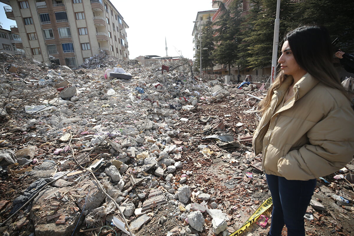 Babasını alan Ahmet Köşker ile ailesi, öğle saatlerinde evlerine girmeye karar verdikleri sırada Abdurrahman Köşker, takma dişlerini evinde unuttuğunu söyledi.<br><br>Köşker ailesi, bunun üzerine Abdurrahman Köşker'in takma dişlerini almaya gittikleri sırada ikinci depreme evlerinin önünde yakalandı.<br><br>İkinci depremde Köşker ailesinin yaşadıkları bina çöktü. Binanın yıkılma anı, Esra Köşker tarafından cep telefonu kamerasıyla kaydedildi.<br><br> Babası takma dişlerini unuttuğu için binaya girmemişler<br><br>Ahmet Köşker, AA muhabirine, kaldıkları binanın sağlam olduğunu sandıklarını, depremde yıkılacağını hiç ummadıklarını söyledi.<br><br>Depremin çok şiddetli olduğunu, bu sırada çocuklarını korumaya çalıştığını belirten Köşker, ikinci depremde yıkılan binada komşularından 6 kişinin enkaz altında kalarak hayatını kaybettiğini dile getirdi.<br><br>Kendilerinin de enkaz altında kalmaktan son anda kurtulduklarını ifade eden Köşker, o anları şöyle anlattı: