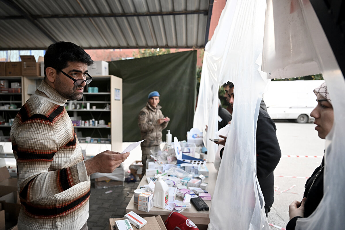 Afetzedelerin ücretsiz ilaç alabildiği eczanelerde bebek maması, kişisel hijyen malzemesi, hasta ve çocuk bezi gibi ürünler de depremzedelere ücretsiz veriliyor.<br>