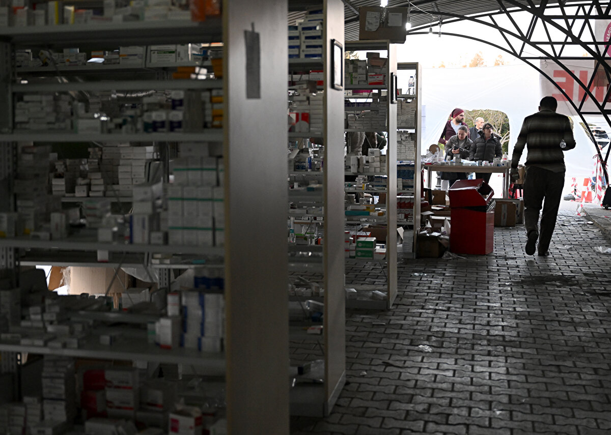 "Deprem bölgesinde ilaç sıkıntısı yok"<br><br>İhsan Orkun Yılmaz, deprem bölgesinde ilk günden bu yana ilaç sıkıntısı yaşanmaması için ellerinden geleni yaptıklarını anlatarak, 54 eczacı odasını depremden etkilenen illerde sorumlu olarak belirlediklerini aktardı.<br><br>Her odanın eczacılarından oluşan ekiplerinin kendi bölgesinde üçer gün dönüşümlü kesintisiz hizmet verdiğini belirten Yılmaz, şöyle konuştu:<br><br>"Deprem bölgesinde ilaç sıkıntısı yok. Bulunduğumuz sahra eczanesinde ilk günlerde günlük yaklaşık 10 bin kişiye hizmet verdik. Bugünlerde de günlük 3-4 bin civarında hastamıza hizmet vermeye devam ediyoruz. Depremde eczanesi zarar gören meslektaşlarımız da sahra eczanelerinde gönüllü hizmet vermeye çalışıyor. Bir kutu ilacı verirken içinden bir taneyi alıp, 'Ben bugün bu ilacı içtim gerisini size vereyim. Belki yarın başka birine lazım olur' diye geri veren hastalar var. Ya da ertesi gün evinde bazlama yapıp 'teşekkür ederim size' deyip getiren çok hastamızı gördük. Bunlar bizi çok duygulandıran konular."