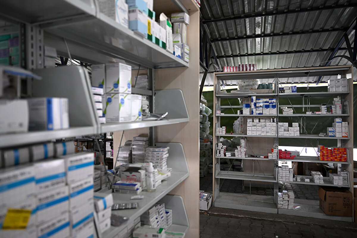 "Bu hizmeti meslektaşlarımız gönüllülük esasıyla yapıyor"<br><br>Türk Eczacıları Birliği İkinci Başkanı İhsan Orkun Yılmaz AA muhabirine, depremin ardından 54 eczacı odasının bir araya geldiğini, ülkedeki eczacıların yaptığı bağışlarla sahra eczanelerini kurmaya başladıklarını söyledi.