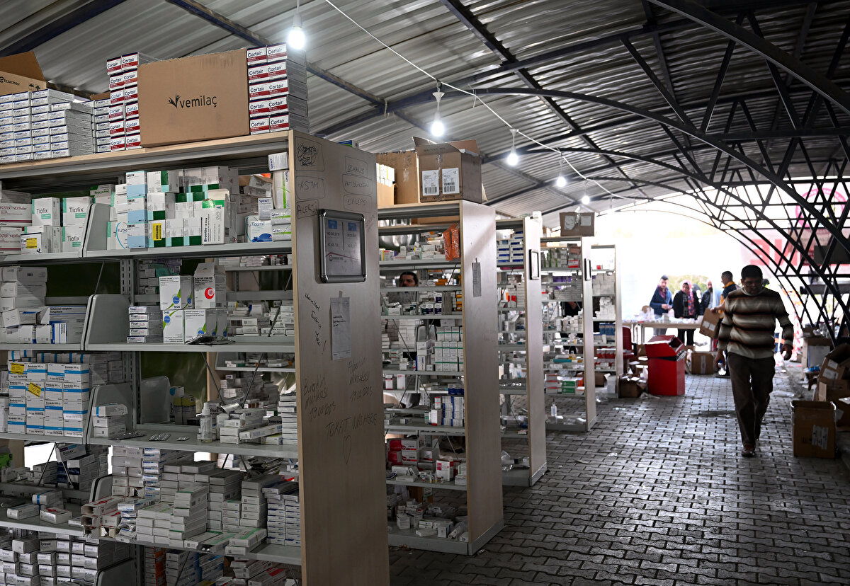 Bölgeye gönüllü gelen eczacıların görev aldığı eczanelerde, depremzedelerin ihtiyaç duyduğu ilaç ve tıbbi malzemelerin dağıtımı kolluk kuvvetlerinin gözetiminde yapılıyor.<br><br>Bu kapsamda, Hatay Eczacı Odası İskenderun Temsilciliği tarafından İskenderun Teknik Üniversitesi yerleşkesindeki iki prefabrik yapıya yerleştirilen ve raflara dizilerek ayrıştırılan ilaçlar, depremin üçüncü gününden bu yana ihtiyaç doğrultusunda depremzedelere veriliyor.<br>