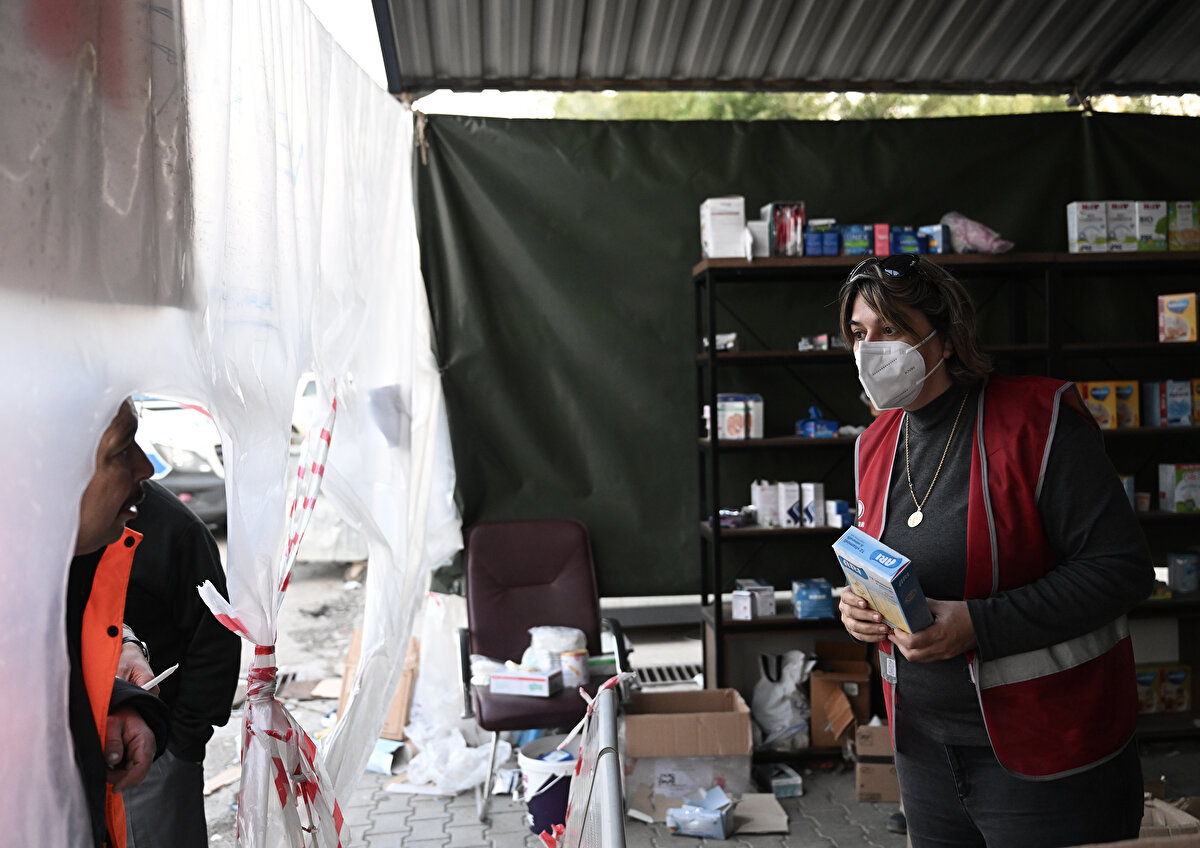 Yılmaz, ilaçların yanı sıra ihtiyaç duyan afetzedelere koltuk değneği ve tekerlekli sandalye de temin ettiklerini belirtti.<br><br>Eczacılar olarak iyi günde kötü günde hastaların yanında olduklarını dile getiren Yılmaz, "Vatandaşlarımızın, hastalarımızın yanında olmaya gayret gösteriyoruz. Onların gözlerindeki mutluluk bizim tüm emeğimizin karşılığı oluyor. Bu hizmeti de Türkiye'nin dört bir tarafından gelen meslektaşlarımız gönüllülük esasıyla yapıyor." ifadelerini kullandı.