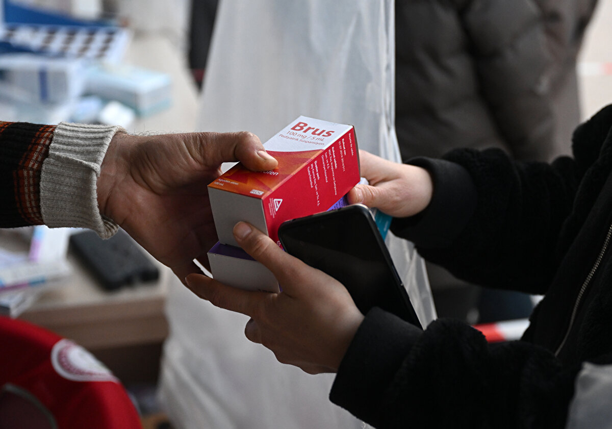 Şu anda deprem bölgelerinde 26 sahra eczanenin hizmet verdiğini belirten Yılmaz, "Eczacı meslektaşlarımızın bağışladığı tüm ilaç, medikal malzeme, sarf malzemesi, hasta ve çocuk bezi, mama, el kremi gibi aklınıza gelen her türlü ihtiyaç malzemesini sahra eczanelerimizden hastalarımıza, vatandaşlarımıza ücretsiz olarak vermeye başladık. Bu sahra eczanelerimizde diyabet, astım, koah, hipertansiyon, kolesterol gibi her türlü kronik hastalıklarla ilgili ilaçlar da mevcut." dedi.<br>