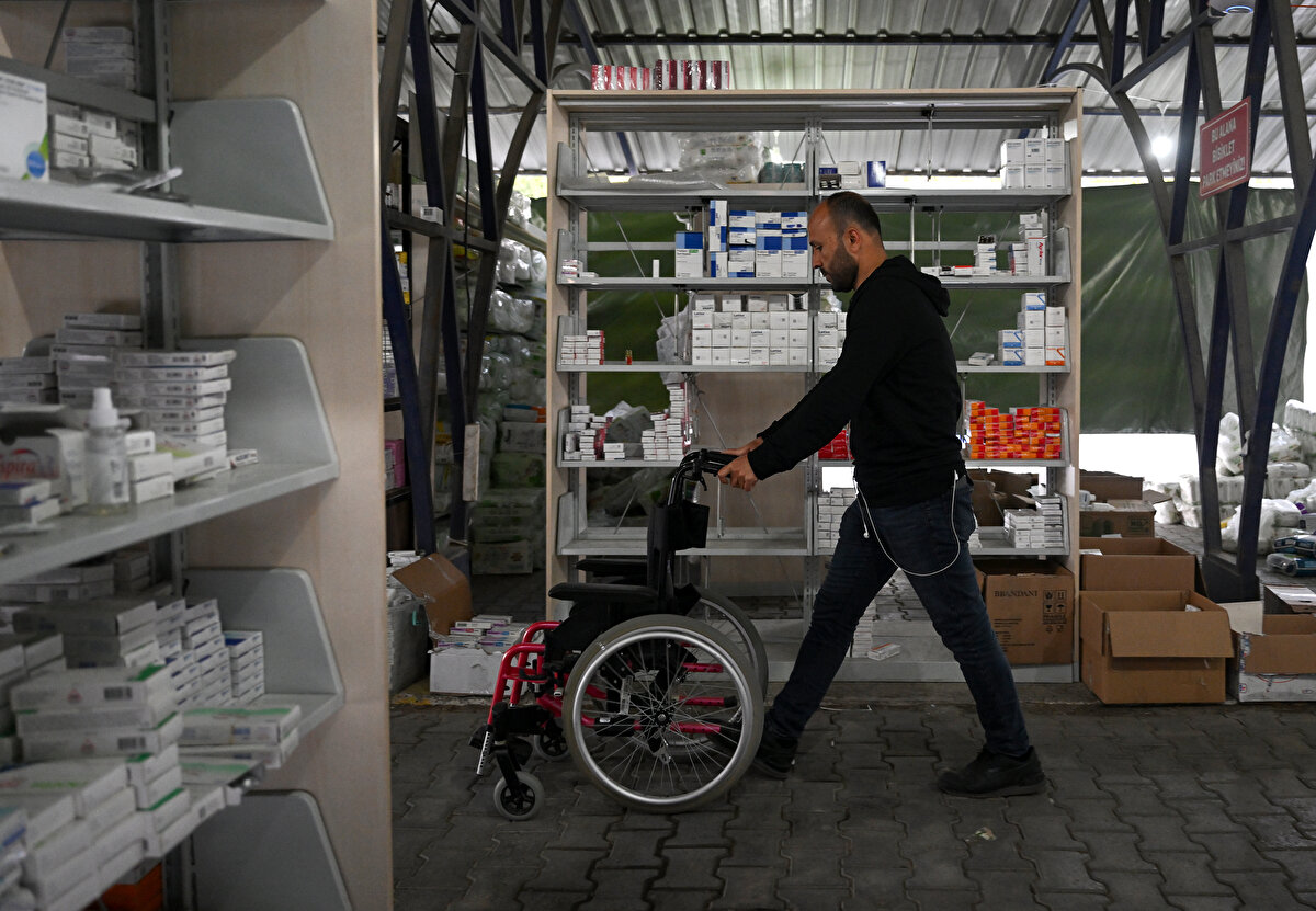 Depremde iş yeri hasar gören eczacı Selin Seda Satar ise zorlu bir süreç yaşadıklarını anlatarak, sahra eczanelerinde vatandaşlara yardım etmeye çalıştıklarını ifade etti.