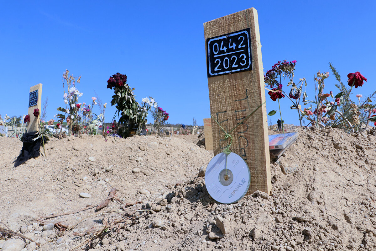 Hayatını kaybedenlerin mezarlarına onlara ait eşyalar ve fotoğraflar bırakıldı. 