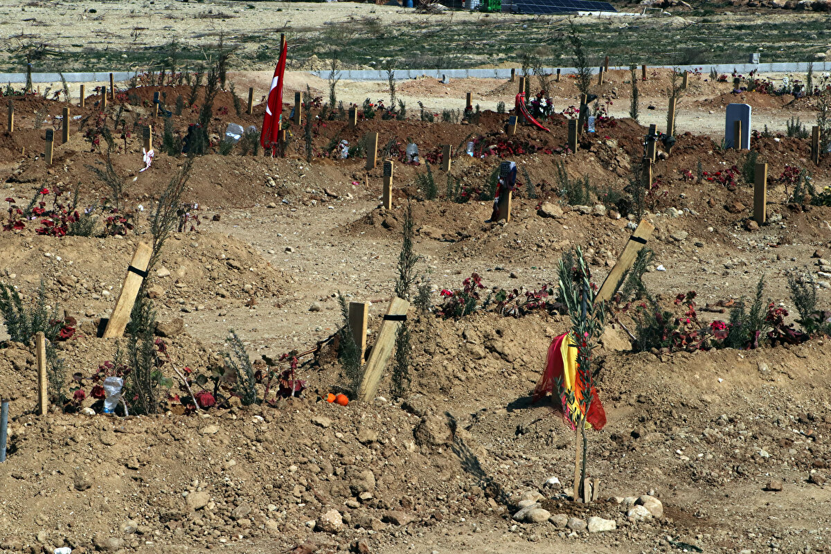 'KARDEŞİM GELMEKTEN VAZGEÇİNCE ÖLDÜ'<br><br>Kardeşi Erol Akgül'ün Kahramanmaraş'ta kaldığı otelin depremde yıkılması sonucu hayatını kaybettiğini ve 9 Şubat günü Adana'ya defnettiklerini söyleyen Ali Akgül, kardeşinin mezarı başında gözyaşı döktü. 