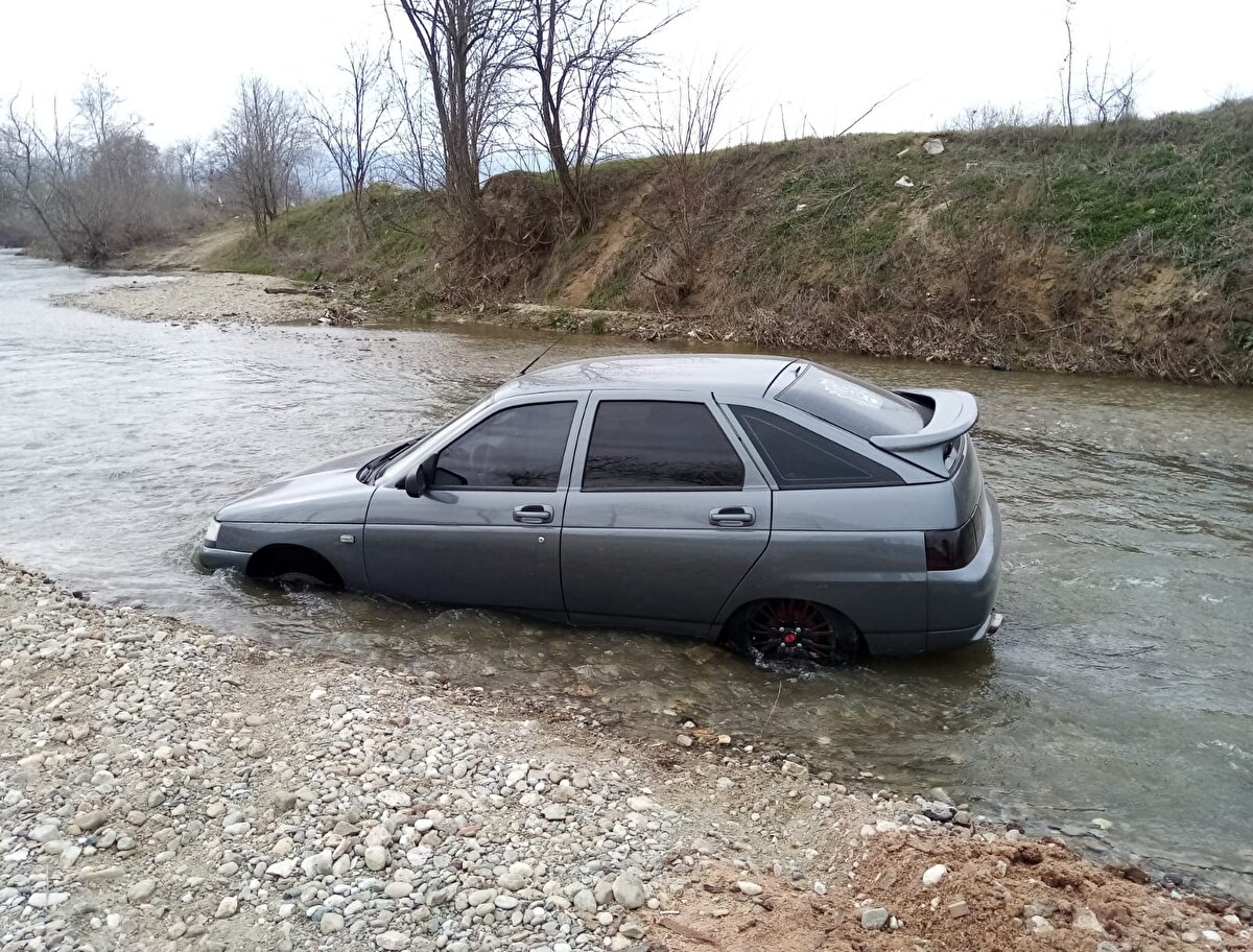 Olay, sabah saatlerinde devriye gezen polis ekiplerinin deredeki otomobili görmesiyle ortaya çıktı. Polis ekipleri, Şükrü Ş.'ye ulaşıp ifadesine başvururken, otomobil çekici ile dereden çıkarıldı.