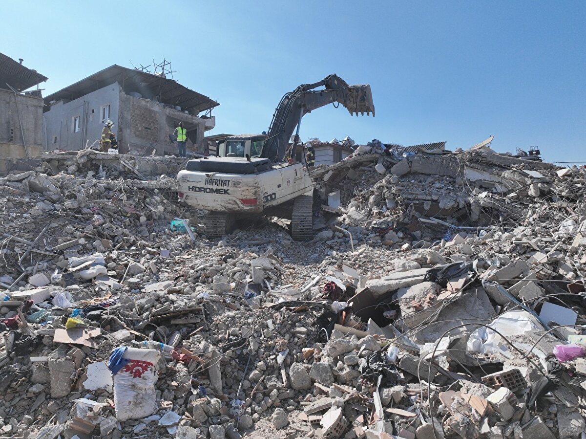 'BU FELAKET ORTAK ACIMIZDIR'<br><br> Ukrayna'nın Ankara Büyükelçisi Vasyl Bodnar, "Maalesef savaştan kaçıp, Türkiye'ye sığınan depremde hayatın kaybeden vatandaşlarımız oldu. Elbette elçilik olarak deprem bölgesinden vatandaşlarımızın tahliyesi için seferber olduk. Ama elbette en belirgin destek arama-kurtarma ekibinden geldi. Birçok binada çalışma yaptılar. Maalesef 6 Ukrayna vatandaşımız hayatını kaybetti, 6 kişiye hala daha ulaşamıyoruz. Toplamda deprem bölgesinde 155 vatandaşımızı arıyorduk, 149'u ile iletişim kurabildik, 6 kişi ile henüz iletişim kuramadık. Bu vatandaşlarımızın çoğu deprem bölgesinde Türk devletinin destekleri ile kalmaya devam ediyor, bazılarını da tahliye ettik. Bu felaket ortak acımızdır ve hep birlikte üstesinden geliyoruz" dedi.