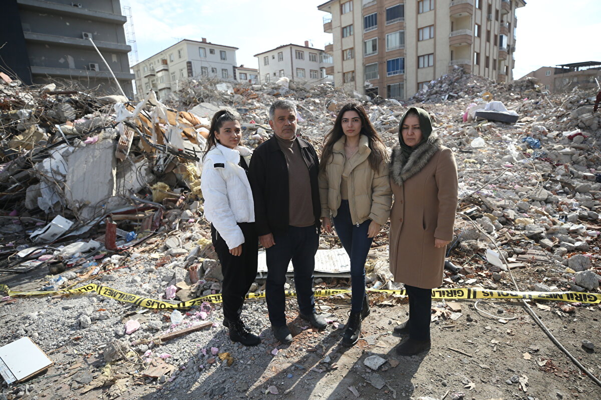 Aile, Marmara depreminden sonra Malatya'ya taşınmış<br><br>Köşker, 1999 yılındaki Marmara depremi sırasında İstanbul'da yaşadıklarını, evi ağır hasarlı olduğu için ailesini alarak memleketi Malatya'ya taşındıklarını dile getirdi. Hem Marmara hem de Kahramanmaraş merkezli depremlerden kurtuldukları için şanslı olduklarını belirten Köşker, şimdi başka bir şehre taşınıp yeni bir hayat kurmanın planlarını yaptıklarını söyledi. Deprem bölgesi olmayan illeri tercih etmek istediklerine işaret eden Köşker, "Biri inşaat mühendisi, diğeri endüstri mühendisi olan kızlarım için yeni bir düzen kuracağım. Ben emekliyim. Kısa süre içerisinde başka ilde yeni bir hayat kurmak için çaba göstereceğim." dedi. <br><br>"Dişleri almaya gitmeseydik eve girecektik" <br><br>Esra Köşker ise deprem sırasında sarsıntının şiddetiyle uyanıp koltukların arasında "çök-kapan-tutun" hareketini gerçekleştirdiklerini söyledi.<br><br><br>Dedesinin takma dişlerini almaya gidecekleri sırada ikinci depreme yakalandıklarını anlatan Köşker, "Dişleri almaya gitmeseydik eve girecektik. İkinci depreme bina içerisinde yakalanmaktan saniyelerle kurtulduk. Bizi kurtaran dedem oldu. Önce Marmara depremi, ardından Malatya'da depreme yakalandık. Bizim için çok zor bir durum." diye konuştu. Yüksek lisans yapmak için ders çalıştığını dile getiren Köşker, "Artık böyle bir imkanım yok. Tüm kitaplarım, bilgisayarım enkaz altında kaldı. Şimdi başka illerden kiralık ev bakıyoruz. Karar verdiğimizde başka bir ile giderek hayat kuracağız" dedi.