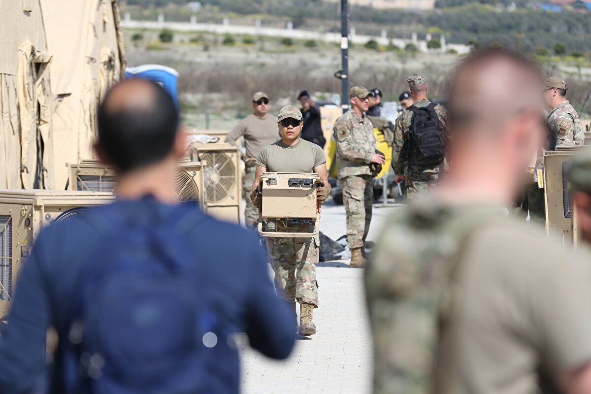 "Bütün koordinasyonunu Sağlık Bakanlığı olarak kendi ekiplerimizle devralacağız. Buradaki medikal bakımı biz yürütmeye devam edeceğiz. Şu anda tedavi süreçlerimiz burada devam ediyor. Afet bölgelerinde birçok ülkeden yardıma gelenler mevcut. Hepsine çok teşekkür ediyoruz. Buradaki koordinasyonumuza yapmak istediklerimize yardımcı oluyorlar. Biz de Türkiye Sağlık Bakanlığı ekibi olarak elimizden ne gelirse yapmaya devam ediyoruz."<br>