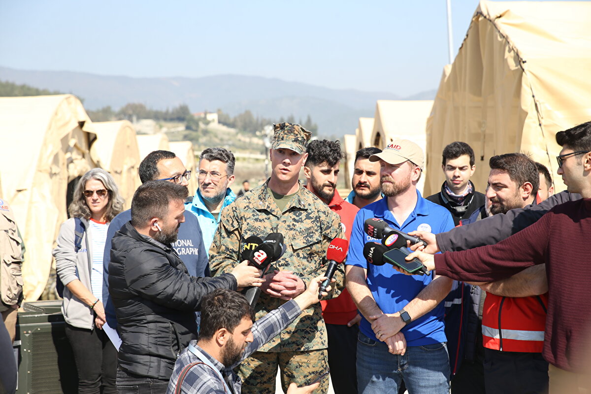 USAID ile koordineli biçimde çalıştıklarını belirten Castiglione, "Bu sahra hastanesinin 100 yatak kapasitesi olacak. Pediatri gibi özel birimler ve acil odası bulunacak. Bu hastanenin kurulumu bittikten sonra Türk Sağlık Bakanlığına devredeceğiz"