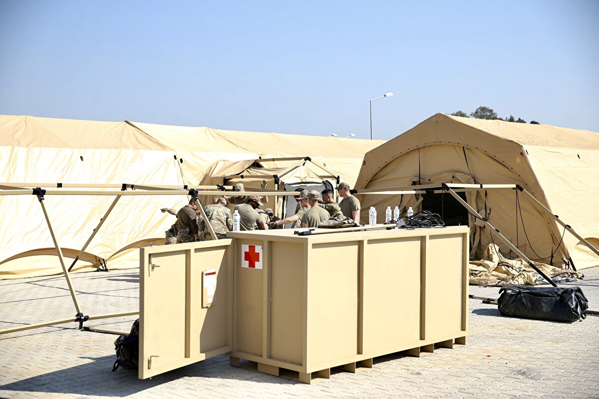 "Türk hükümetinin talebiyle ihtiyacı olan kişilere de yardım malzemeleri getirdik. Depreme müdahale etmeye çalışan organizasyonlara kurumlara fon da sağlıyoruz. Aynı zamanda ABD Savunma Bakanlığı birimleri ile de koordineli halde çalışıyoruz ki daha etkin biçimde yanıt verebilelim."