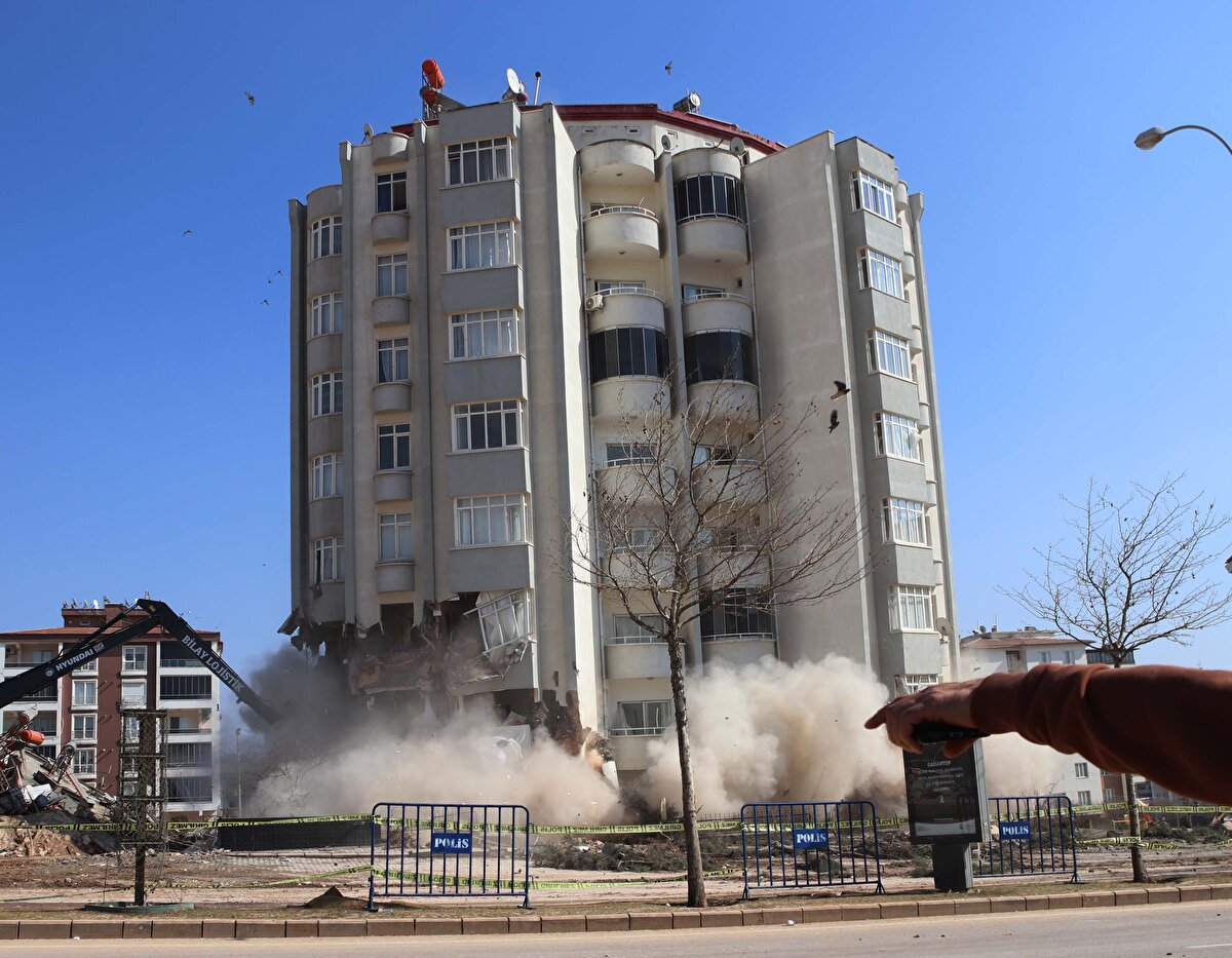 Sitede 2 blok ise yapılan incelemede ağır hasarlı olduğu belirlenerek yıkımına karar verildi.  Ekipler tarafından kontrollü şekilde yıkılan binada yaşayanlar, gözyaşları içerisinde çalışmaları izledi.