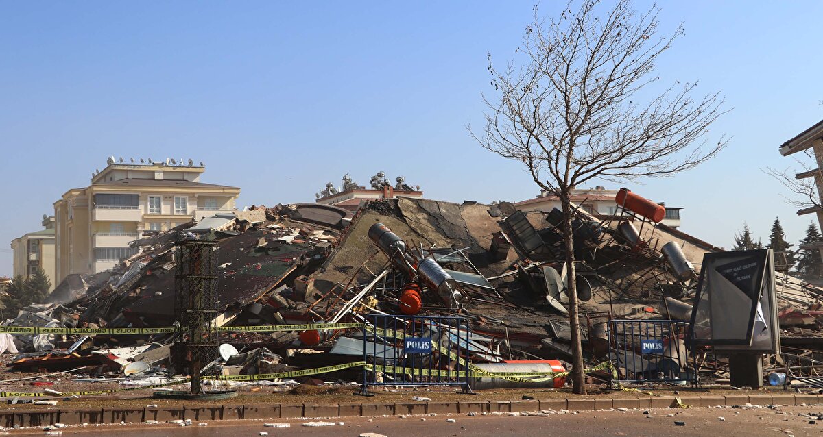 GERİYE ANILAR KALDI<br>Ayşe-Mehmet Polat Sitesi'nin yıkılışının ardından geriye sadece hatıralar kaldı. 