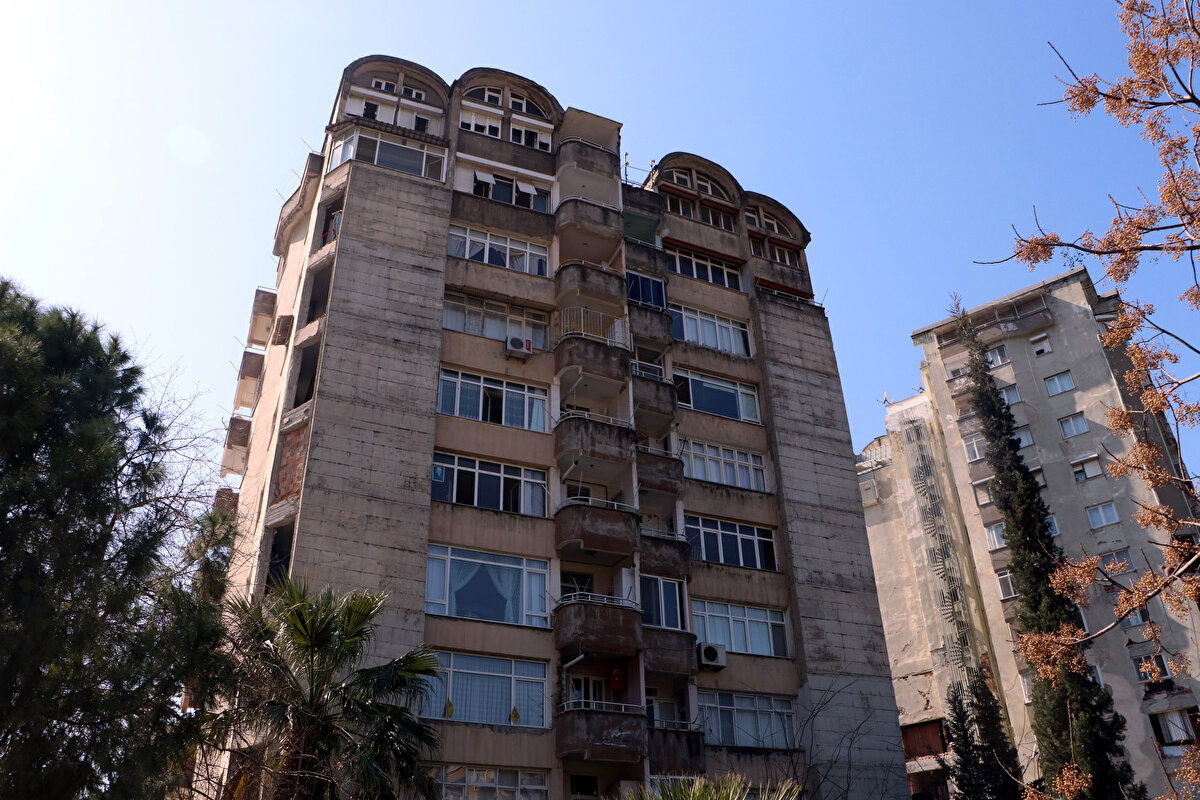 Yıkılmayan bloklardan A-2'nin 14 yıl önce uzman ekip tarafından karbon fiber maddeyle güçlendirildiği öğrenildi.