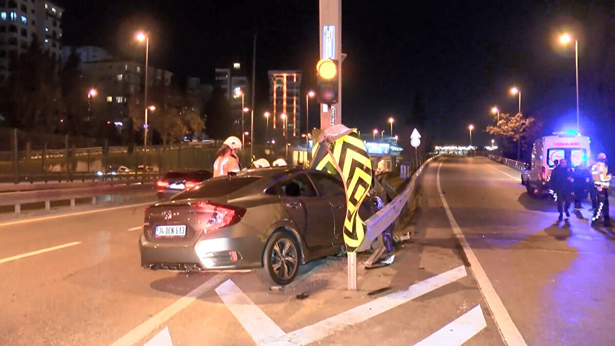 Kazayı gören Yüksel Dursun yaşananları, "Olay tam önümde oldu, buraya girmek istediler, birden manevra yapamadı. Direksiyon hakimiyetini kaybederek buraya vurdular. Arabada 3 kişi vardı" şeklinde anlattı.