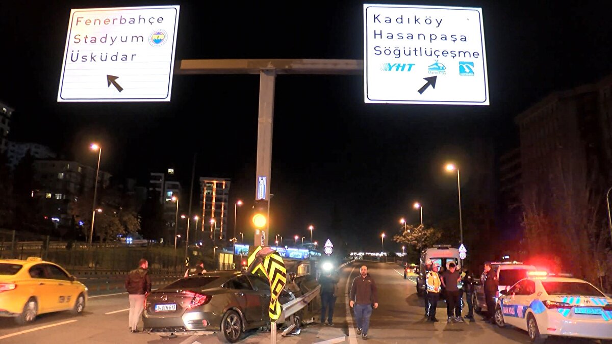 Kaza, saat 00.30 sıralarında İstanbul 1. Çevre Yolu'nda meydana geldi. İddiaya göre, Kadıköy istikametine hızla ilerleyen ve sürücüsü henüz tespit edilemeyen 34 DCN 613 plakalı otomobil, Hasanpaşa Mahallesi girişinde sürücüsünün direksiyon hakimiyetini kaybetmesi üzerine kontrolü kaybederek bariyerlere vurdu.
