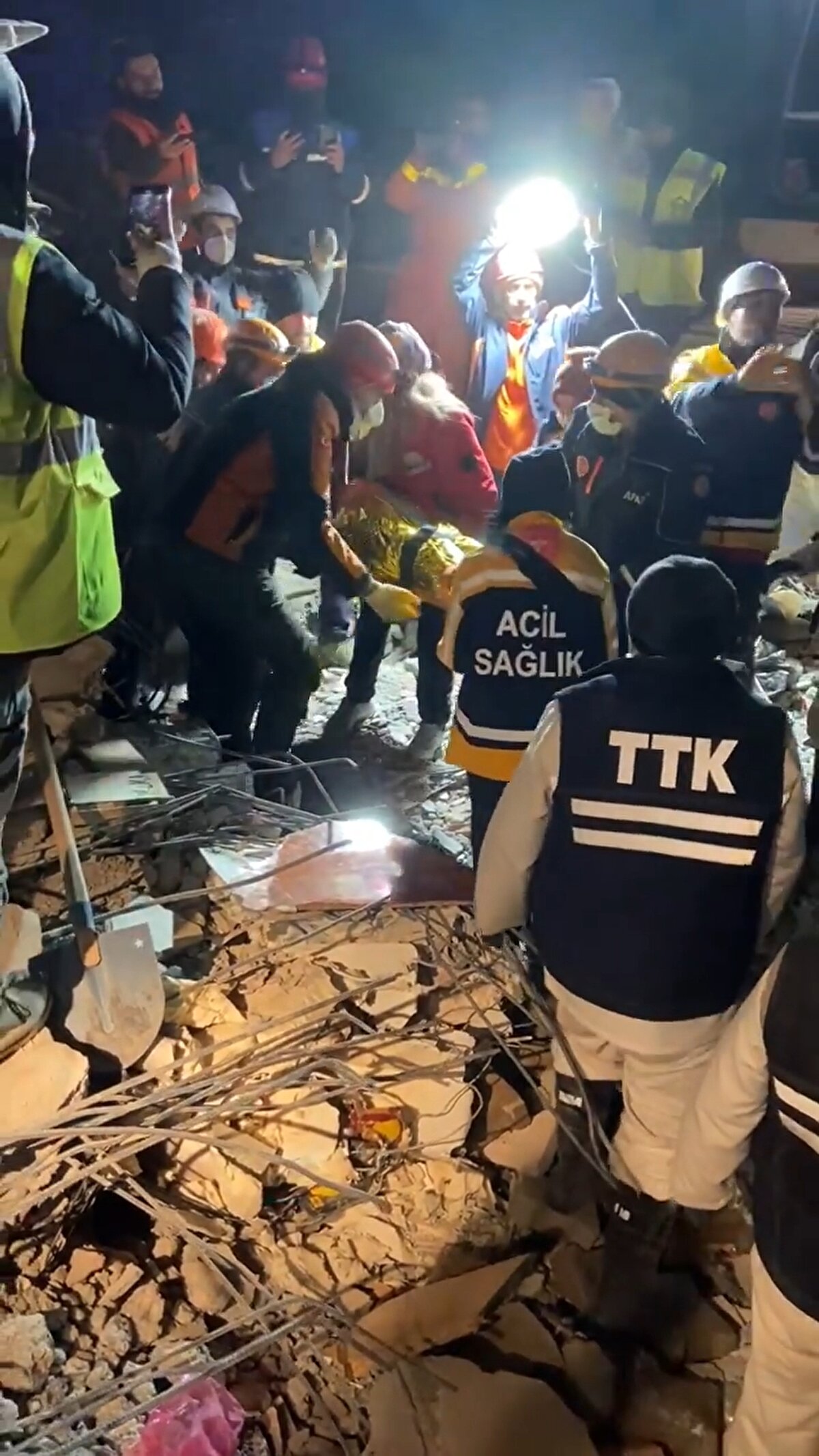 'BURAYA GİRİLMEZ DEDİLER'<br>Adıyaman'da görev yapan 4 yıllık madenci Görkem Yıldız, artçı depremler nedeniyle çökme riskine karşın diğer ekiplerin 'Buraya girilmez, burada canlı yok' dediği enkazda 13 saat süren çalışmayla 102 saat sonra Ayfer Komşu ve çocuğu Yağız Komşu'yu (4) sağ kurtardıklarını söyledi. Aileden 2 kişinin vefat ettiğini, 2 kişiyi enkazdan kurtardıklarını belirten Yıldız, "İlk sesi duyduğumuzda yorgun, bitkindik. 48 saatten beri o bölgede çalışıyorduk. Sesi duyduğumuzda sanki bize enerji gelmiş gibi oldu, sonuçta canı kurtarmak. Ulaşabildiğimiz kadar erken ulaşıp ambulansa teslim ettik" dedi.