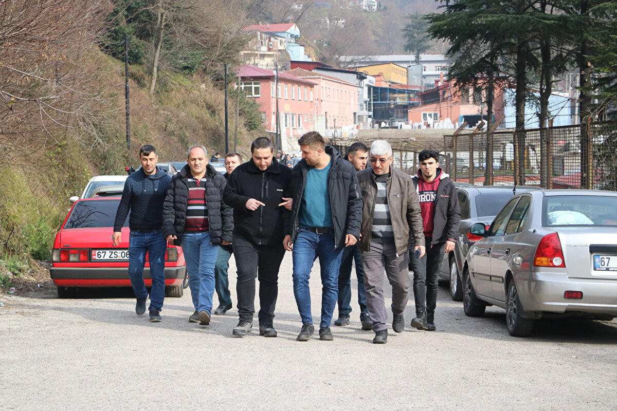 'OCAKTAN ÇIKAN EN DEĞERLİ VARLIK MADENCİDİR'<br>Sibel Kaya'yı kurtardıkları günün doğum gününe denk gelmesini 'Arkadaşlarımın hediyesi' olarak ifade eden 8 yıllık madenci Muhammet Kaya, "Soyadımız aynı, oradaki insanlar 'Akrabanız mıydı? Özel olarak mı geldiniz?' gibi soruları oldu. Öyle bir şey yok dedik. Biz buraya 1 tane de olsa sağ salim insan çıkarmak için geldiğimizi anlattık. Özel olarak enkaza gitmedik. Bize koordinasyon merkezinden verilen enkaza gittik. Bizde öncelik iş güvenliğidir. Ocaktan çıkan en değerli varlık madencidir. Orada da çıkardığımız en değerli varlık canlı insanlardı. Bütün arkadaşlar iş güvenliğini ikinci safhaya itmiştir. Önceliğimiz kendi canımızdan feragat ederek oradan bir canlı almaktı" diye konuştu.