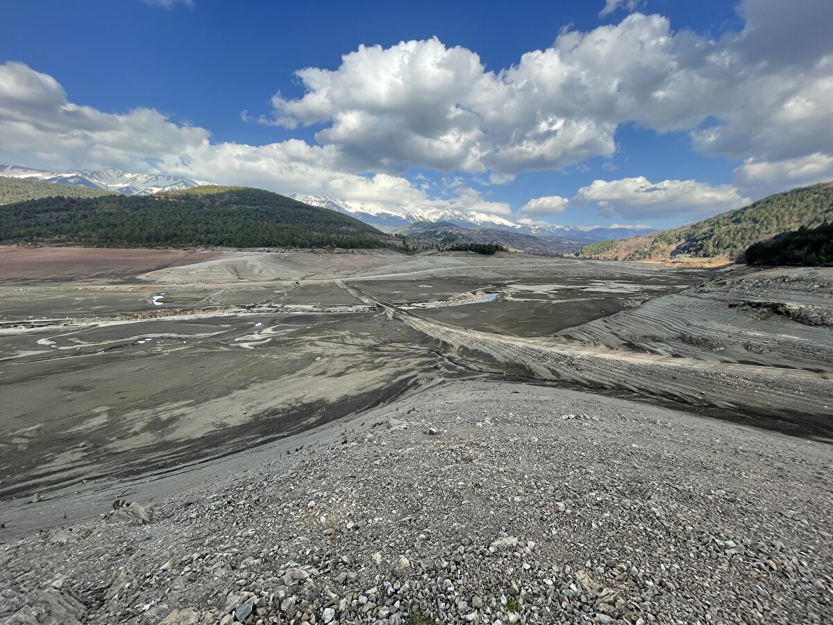 Su tasarrufu için vatandaşa çeşitli kanallardan sürekli uyarıda bulunduklarını anımsatan Gülenç, suyun tasarruflu kullanılması yönünde desteklerini beklediklerini sözlerine ekledi.<br>