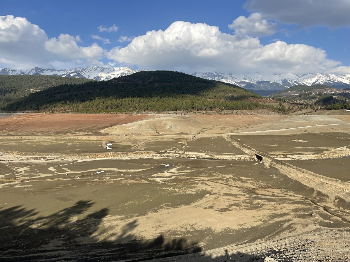 Bursa Su ve Kanalizasyon İdaresi (BUSKİ) verilerine göre, geçen yıl 25 Şubat'ta Doğancı Barajı'nda seviye yüzde 43, Nilüfer Barajı'nda yüzde 24 civarındaydı.<br>