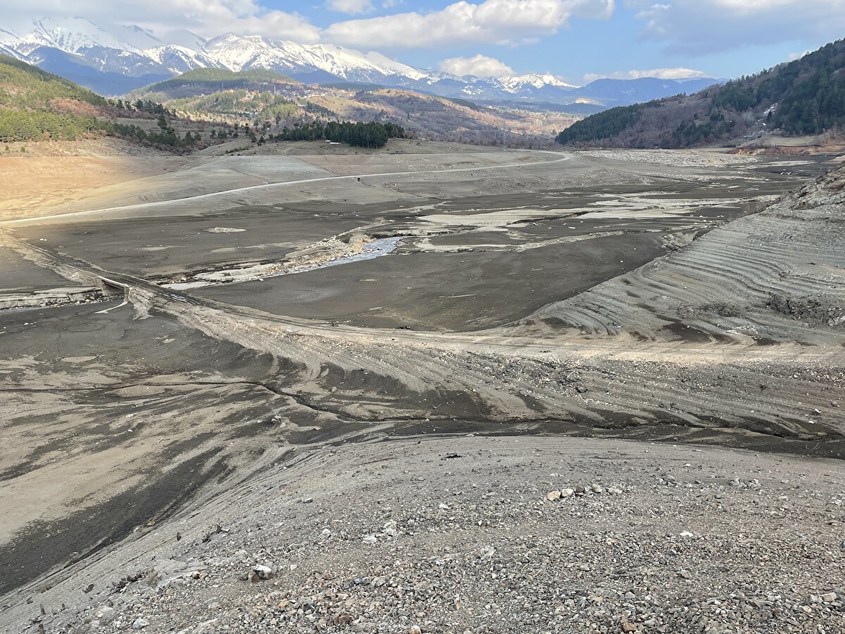 Bölgenin su ihtiyacına katkı sağlayacak Çınarcık Barajı için sürecin devam ettiğini belirten Gülenç, şöyle konuştu:<br>