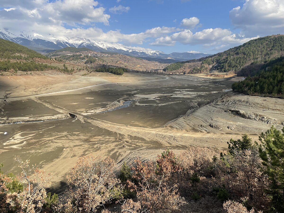 Nilüfer Çayı üzerinde kurulan ve 2007 yılından bu yana hizmet veren, yıllık 60 milyon metreküp su kapasiteli baraj, son dönemdeki mevsimsel kuraklıktan olumsuz etkilendi.<br>