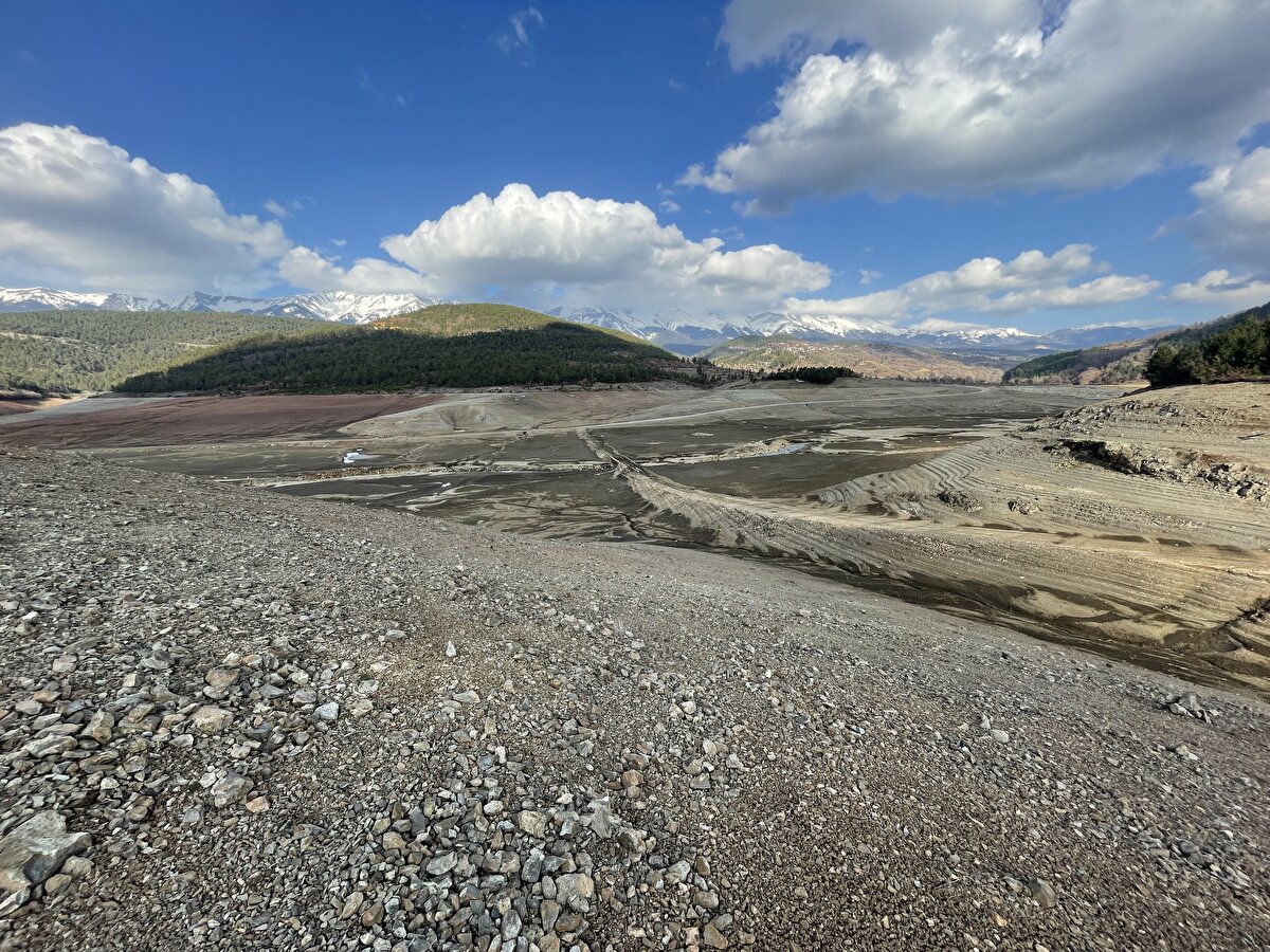 Nilüfer Barajı'nın alt havzasında yer alan ve kentin diğer içme suyu kaynağı olan yıllık 125 milyon metreküp su kapasiteli Doğancı Barajı'nda ise seviye yüzde 24'e geriledi.<br>