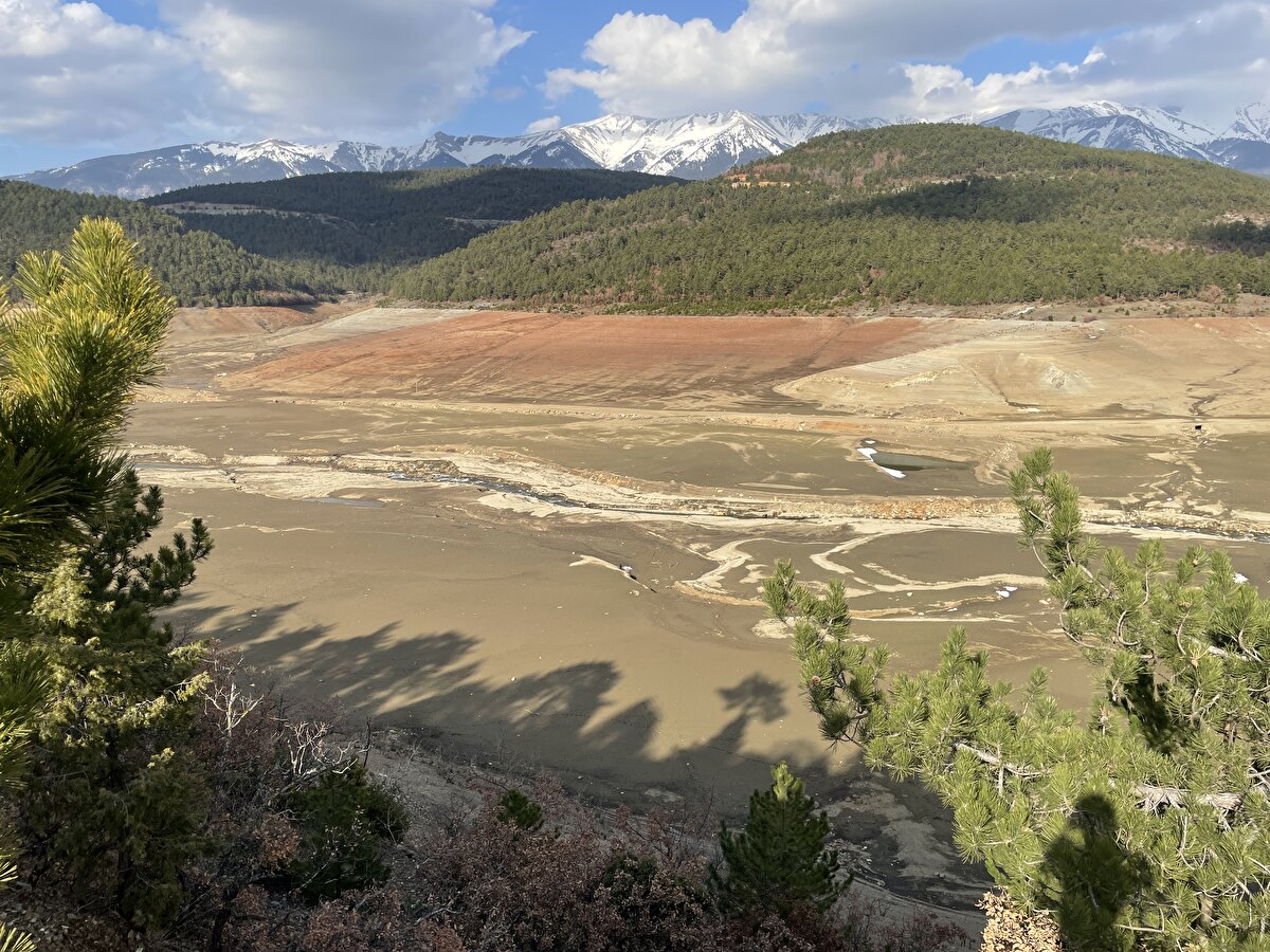 Ocak ayında yüzde 4 ölçülen barajın ortalama su seviyesi, bu ayın ilk günlerinde iyice azalarak 18 Şubat'ta sıfıra düştü.<br>