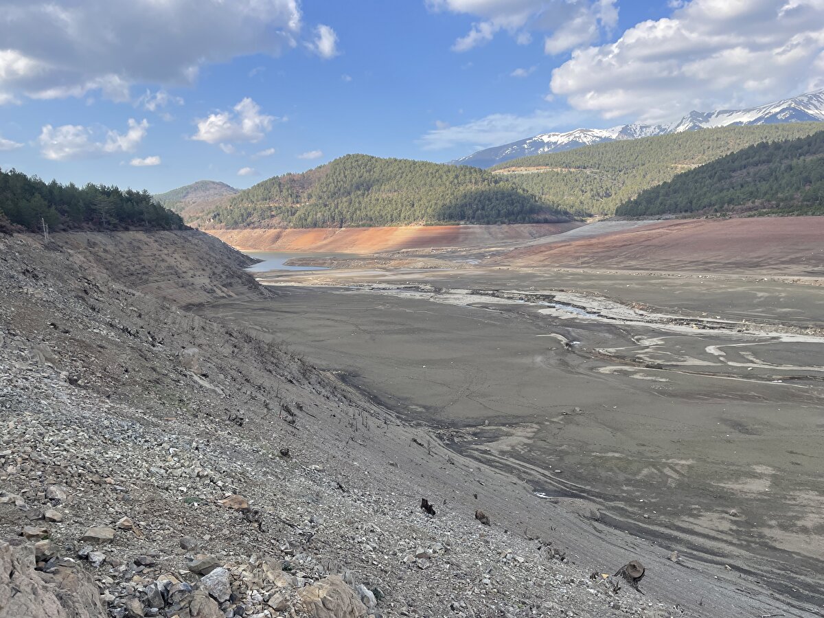 "Çınarcık Barajı'ndan 145 milyon metreküp su almayı hedeflediğimiz bir proje var. Bugün itibarıyla finansman anlamında görüşmeler tamamlandı. Onaylar alındı, ihale tarihleri belli oldu. Bursa'mıza bu su geldiğinde zaten 30 yıl kuraklık ya da su yetersizliği ile ilgili sorun yaşamayacağız. Kente kar yağmıştı ama havalar çok soğuktu, yağan karlar erimemişti. İki gündür baraja su gelmeye başladı. Uludağ'daki karların erimesi ve önümüzdeki hafta da salı gününden itibaren beklenen yağışla inşallah barajdaki su miktarı makul seviyelere gelir."<br>