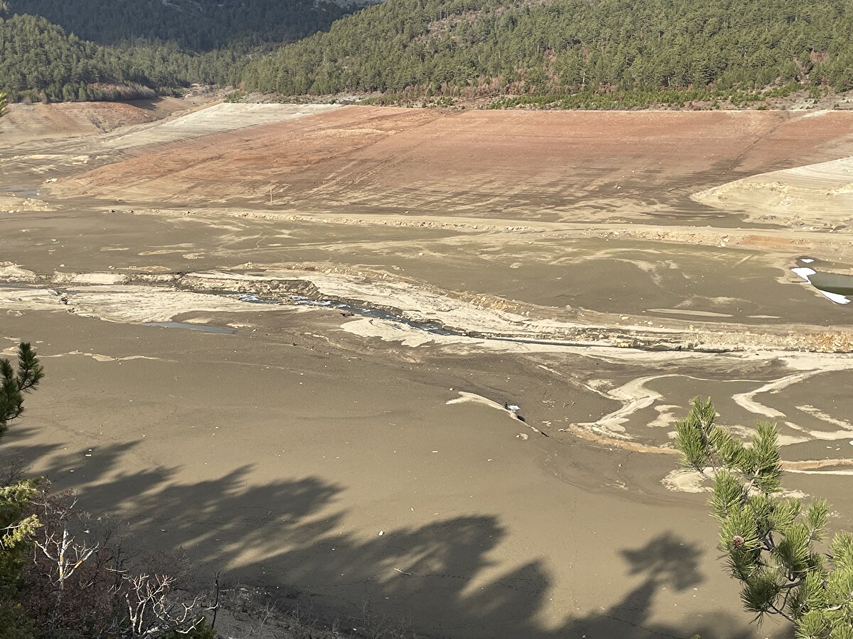 Bölgenin uzun süredir yağış almaması nedeniyle 1,47 kilometrekarelik barajda su kalmadı.<br>