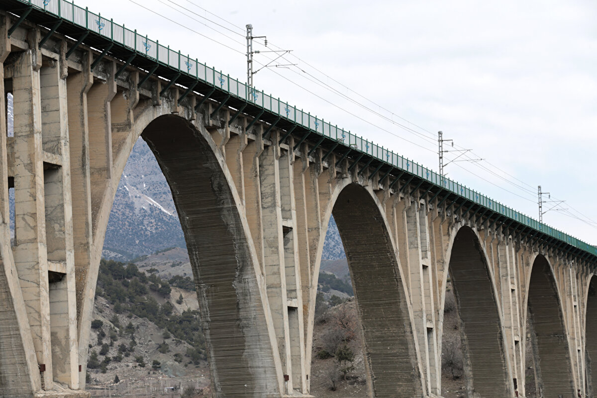 Toplam 280 metre uzunluğunda, 35 metre yüksekliğinde, 12 ayak ve 7 kemeri bulunan tarihi köprünün ayaktaki hali dikkati çekti.