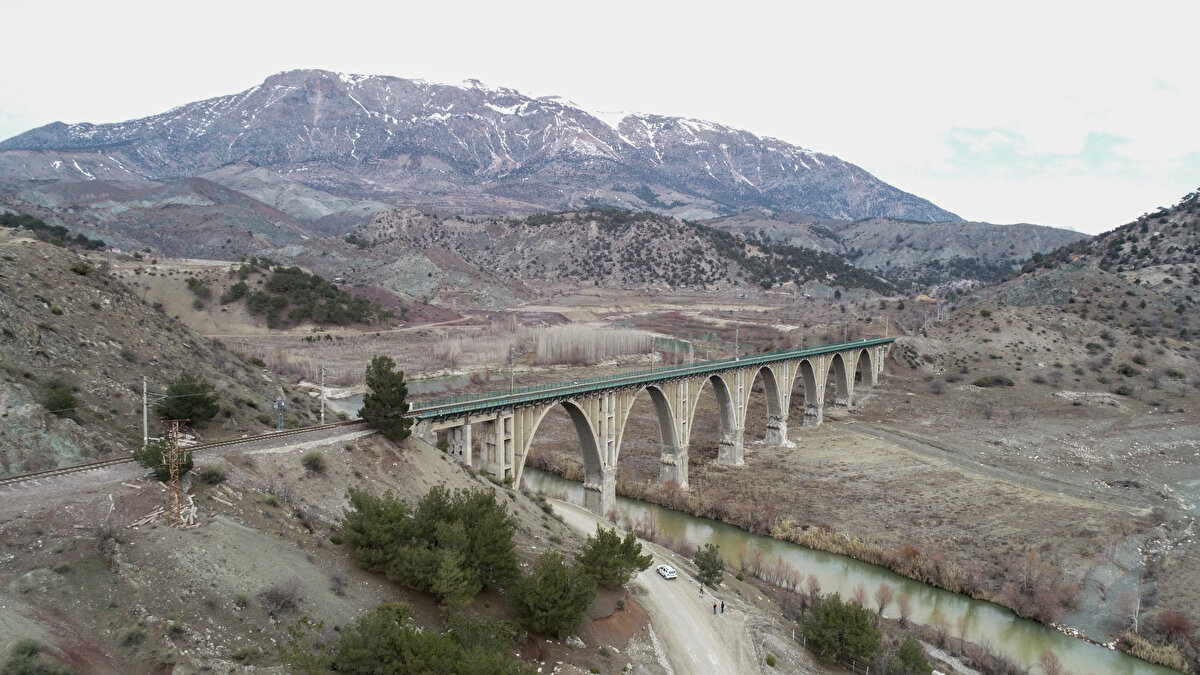 Malatya'nın Hekimhan ilçesindeki demir madenini Hatay'ın İskenderun ilçesine götürmek için kullanılan köprü, demir yolunda depremin verdiği hasardan dolayı kullanılamıyor.<br>
